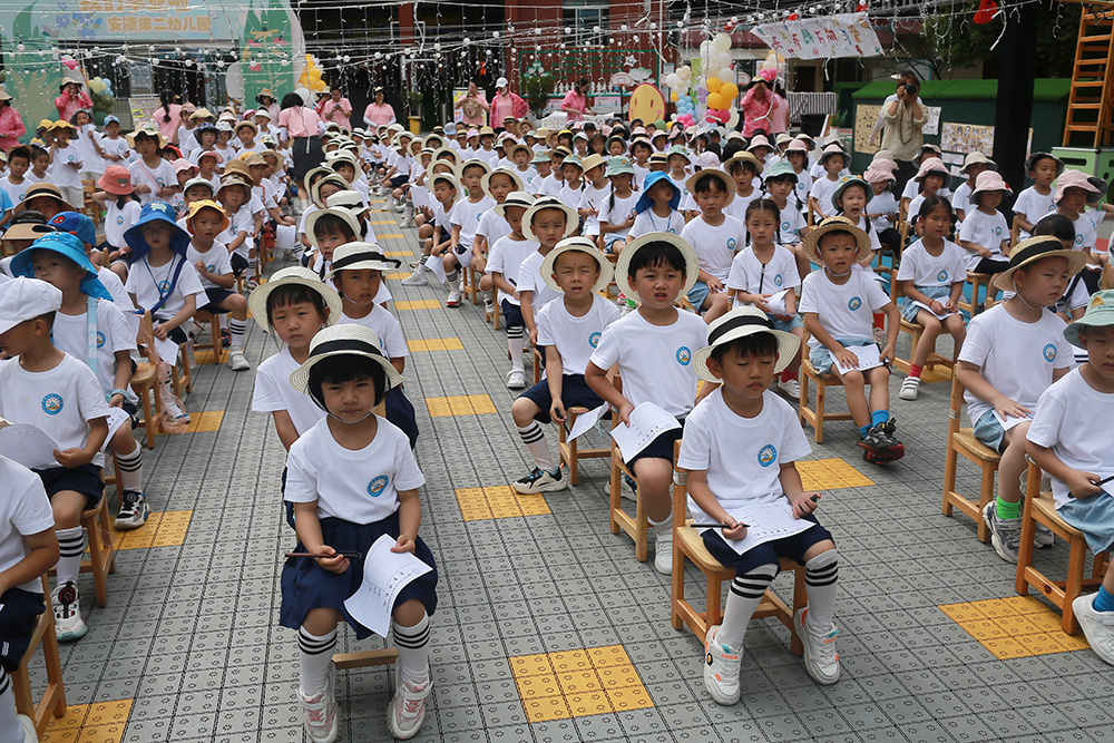 7月12日，安顺市第二幼儿园举行大班毕业活动——2023勇敢者之夜。活动在一场别开生面的“蒙童开笔礼”中拉开序幕，拜夫子、正衣冠、朱砂启智、击鼓明志、启蒙描红……开启了孩子们稚子蒙童新生活的另一个人生篇章。安顺日报融媒体中心记者 卢维