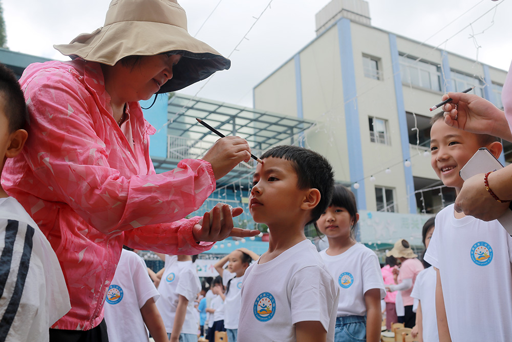 7月12日，安顺市第二幼儿园举行大班毕业活动——2023勇敢者之夜。活动在一场别开生面的“蒙童开笔礼”中拉开序幕，拜夫子、正衣冠、朱砂启智、击鼓明志、启蒙描红……开启了孩子们稚子蒙童新生活的另一个人生篇章。安顺日报融媒体中心记者 卢维