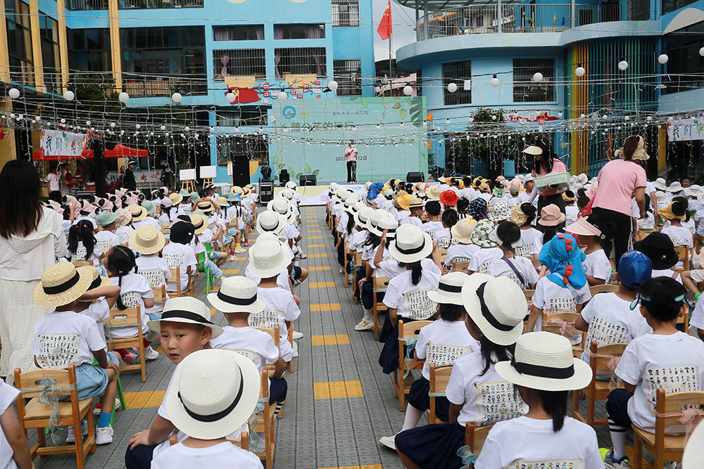 7月12日，安顺市第二幼儿园举行大班毕业活动——2023勇敢者之夜。活动在一场别开生面的“蒙童开笔礼”中拉开序幕，拜夫子、正衣冠、朱砂启智、击鼓明志、启蒙描红……开启了孩子们稚子蒙童新生活的另一个人生篇章。安顺日报融媒体中心记者 卢维