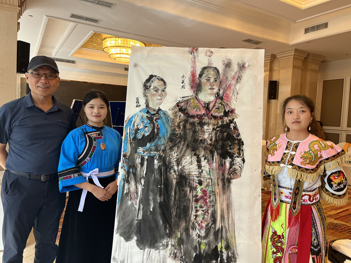 任惠中与模特和作品合影.jpg