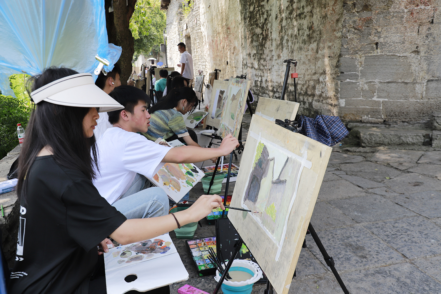 　　8月18日，来自贵阳的100位绘画艺术生来到西秀区七眼桥镇云峰屯堡景区本寨，展开了一场为期两天的写生之旅。本寨悠久的屯堡文化、淳朴的风土人情和秀丽的自然景观为大家提供了丰富的创作素材和灵感。在写生现场，学生们挥毫泼墨，勾勒出古村的质朴与厚重。（安顺日报融媒体中心记者 胡典 摄）