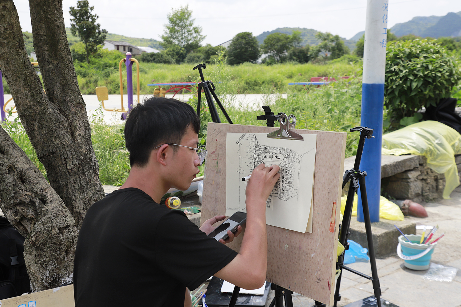 　　8月18日，来自贵阳的100位绘画艺术生来到西秀区七眼桥镇云峰屯堡景区本寨，展开了一场为期两天的写生之旅。本寨悠久的屯堡文化、淳朴的风土人情和秀丽的自然景观为大家提供了丰富的创作素材和灵感。在写生现场，学生们挥毫泼墨，勾勒出古村的质朴与厚重。（安顺日报融媒体中心记者 胡典 摄）