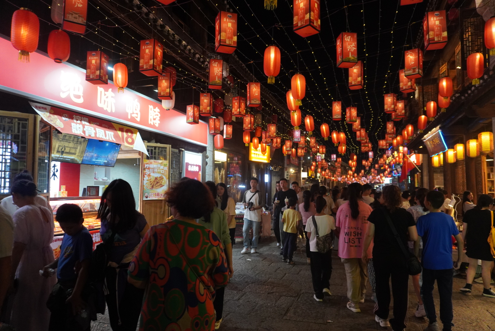 安顺古城历史文化街区美丽夜景。（安顺日报融媒体中心记者 陈婷婷）