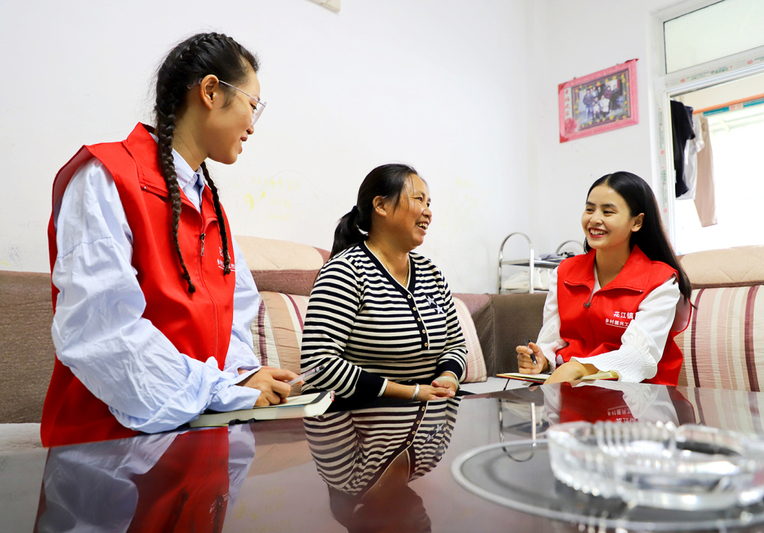 花江镇幸福社区干部陈玉兰（右）在居民杨赵芬家中了解最新的就业情况1.JPG