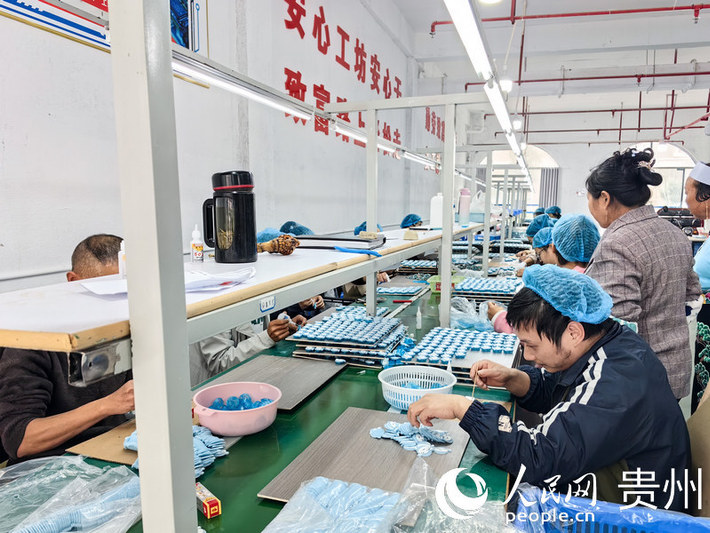 西秀区蔡官镇易地扶贫搬迁安置点—春晖小区“安心工坊”。人民网 王秀芳摄