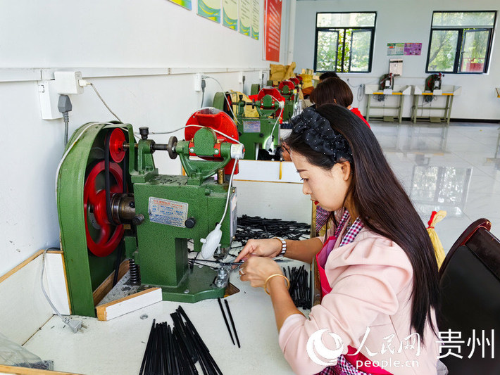 安顺市平坝区安平街道同心小区楼下的“安心工坊”。人民网 王秀芳摄