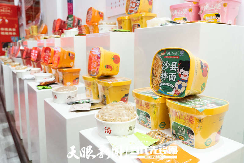 贵州南山婆食品加工有限公司产品展示。摄影／何晓璇.jpg