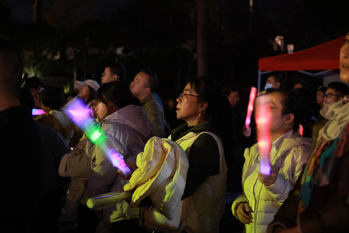 12月9日19时，永恒的经典·您身边的音乐会——影视金曲专场在安顺古城文庙广场开唱，本土乐队幺零捌乐队、再回首乐队、东邨乐队、不惑西东乐队等齐聚一堂，演绎影视经典老歌。现场歌者们用热血沸腾、激情四射的演出，赢得台下观众掌声、喝彩声迭起，为观众朋友们奉献了一场听觉、视觉上的饕餮大宴。（安顺日报融媒体中心记者 陈婷）