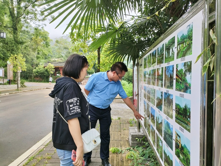 彭宁向四川游客介绍纳具和园的改造情况.jpg