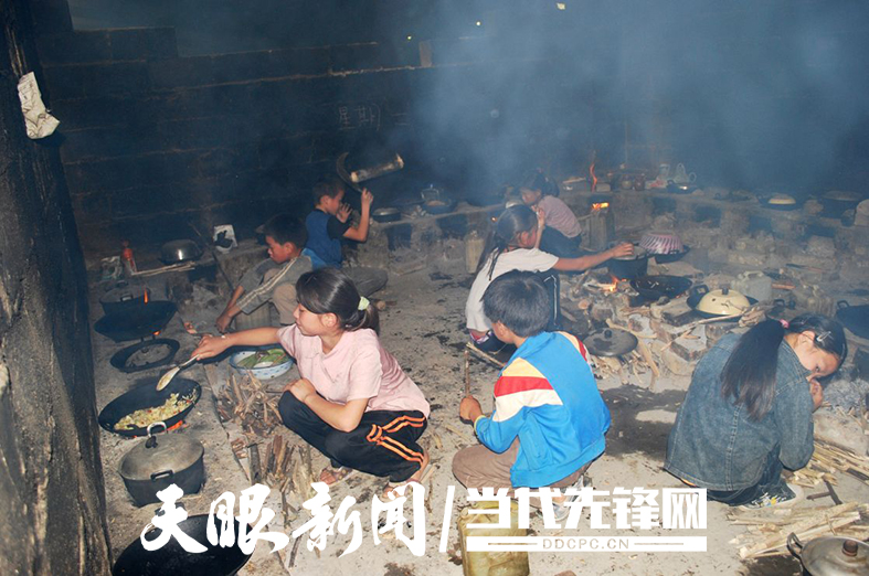 上世纪90年代麻山地区学生做饭场景.jpg