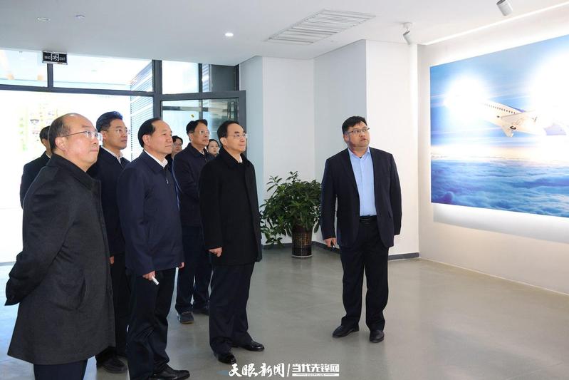 （审定）DPCL0030-1 - ---2024年1月12日，省委书记、省人大常委会主任徐麟到安顺市调研贵州航空产业城规划建设工作。图为徐麟在贵州航空产业城规划展览馆，详细听取有关规划建设情况介绍。.jpg
