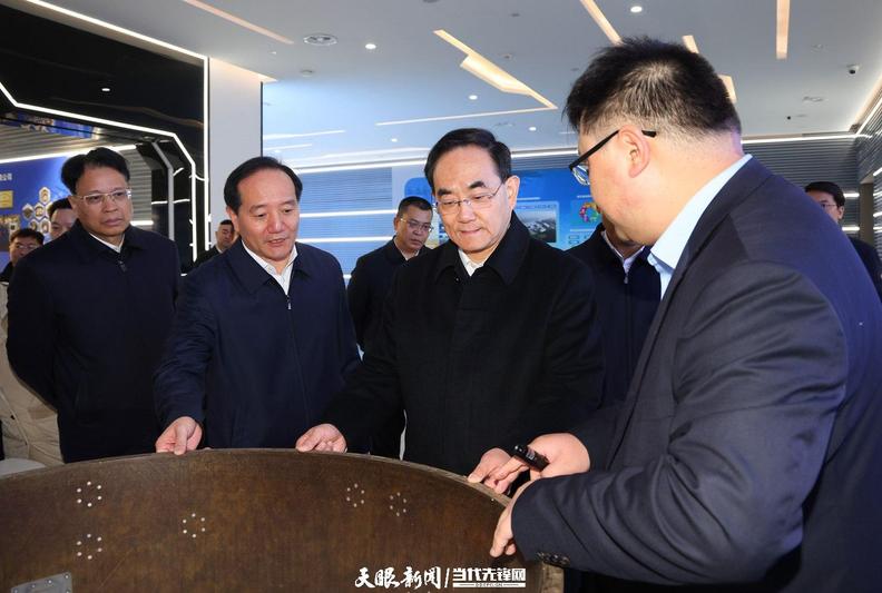 （审定）DPCL0153-1 - ---2024年1月12日，省委书记、省人大常委会主任徐麟到安顺市调研贵州航空产业城规划建设工作。图为徐麟在贵州航空产业城规划展览馆参观展厅。贵州日报天眼新闻记者 .jpg