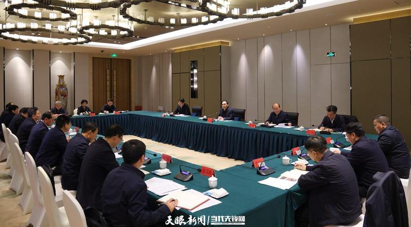 （审定）DPCL0206-2 - ---2024年1月12日，省委书记、省人大常委会主任徐麟到安顺市调研贵州航空产业城规划建设工作。图为徐麟主持召开座谈会。贵州日报天眼新闻记者 杜朋城 摄影.jpg