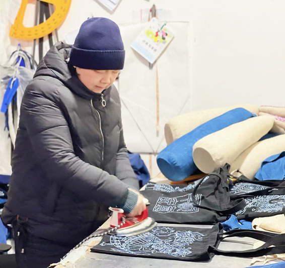 郑清音在制作蜡染背包。.jpg
