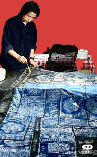 蜡染技艺非遗传承人黄缔制作蜡染作品.jpg