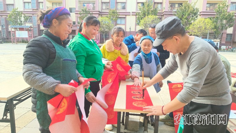 连日来，紫云自治县新时代文明实践中心、县文体广电旅游局、县书画家协会举办“红红火火过大年”新春走基层送春联活动，为群众书写春联，送去新春祝福。（安顺日报融媒体中心记者 姚福进 摄）