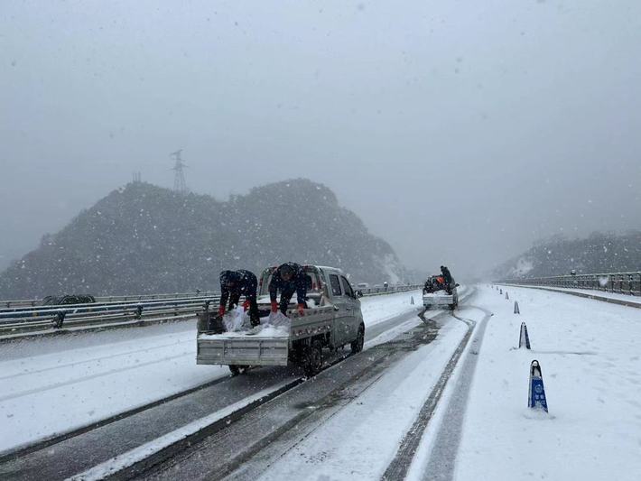 平坝区城管局对辖区易凝冻路段、桥梁、人行天桥（人行通道口）、地势较高地区撒盐抗凝1.jpg