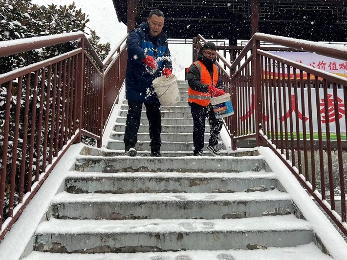 平坝区城管局对辖区易凝冻路段、桥梁、人行天桥（人行通道口）、地势较高地区撒盐抗凝.jpg