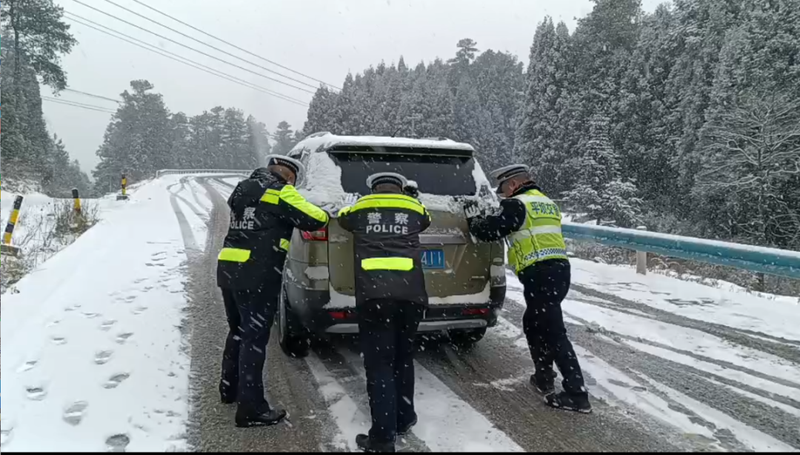 民警演变为“推车哥”，帮助受困车辆脱险1.png