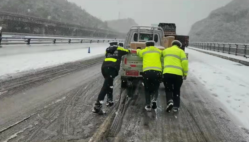 民警演变为“推车哥”，帮助受困车辆脱险.png