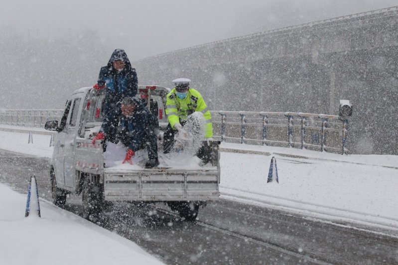 全力应对冰雪天气道路交通事故预防工作，确保恶劣天气下全区道路交通安全有序畅通.jpg