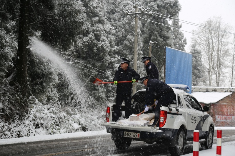 全力应对冰雪天气道路交通事故预防工作，确保恶劣天气下全区道路交通安全有序畅通1.jpg