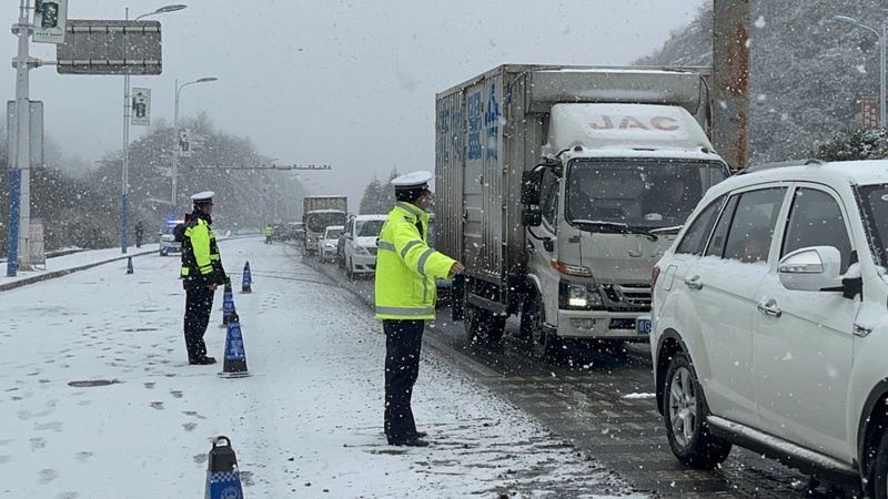 “警察蓝”化身为“荧光黄”，全警动员，全力以赴，强化路面勤务，设置安全提示，安装防滑链，加大车辆驾驶人提醒和劝导力度.jpg