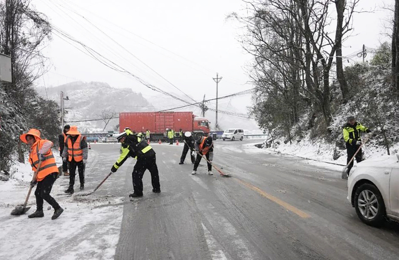 关岭公安局交警大队组织人员及时清除路面积雪.jpg