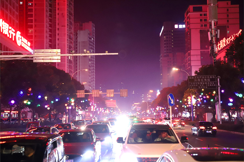 黄果树大街流光溢彩.JPG