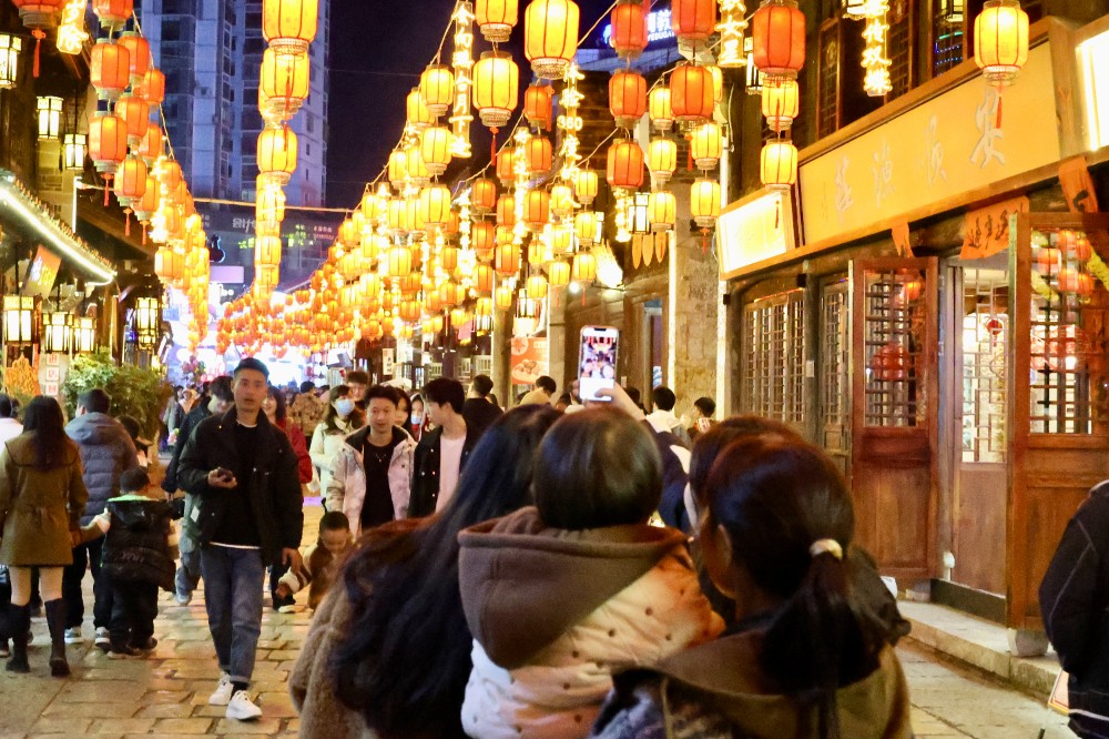 2月17日，记者从安顺旅游集团有限公司获悉，春节假期，安顺古城历史文化街区人气旺、消费火、年味浓，累计接待游客逾100万人次。（安顺日报融媒体中心记者 唐琪 ）