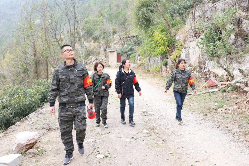 场坝社区陡坡护林防火卡点值守人员进山开展巡逻工作.jpg