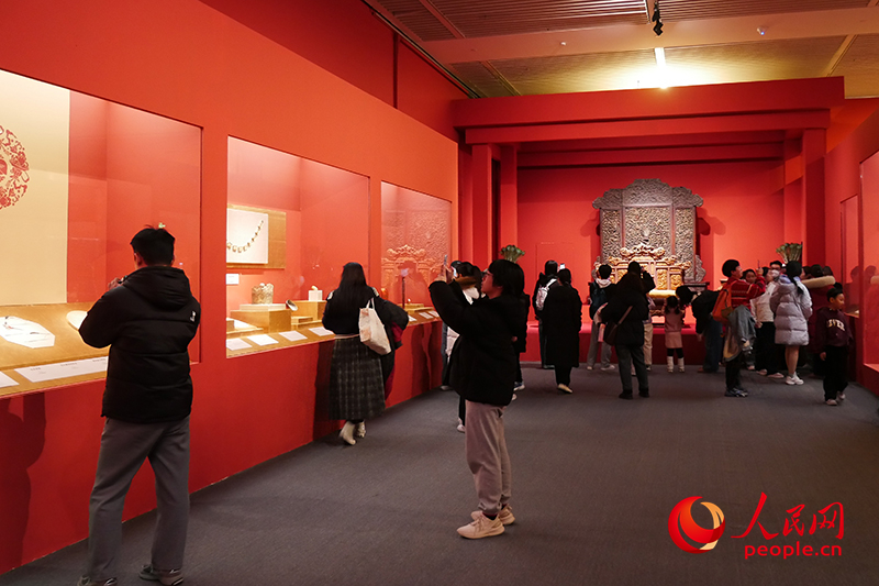 观众正在参观“龙肇新元——甲辰龙年新春文化展”。人民网记者 韦衍行摄