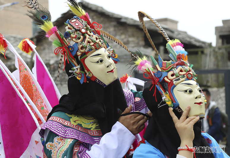 3月17日，地戏表演队员在贵州省安顺市西秀区狗场屯村穿戴地戏服饰。