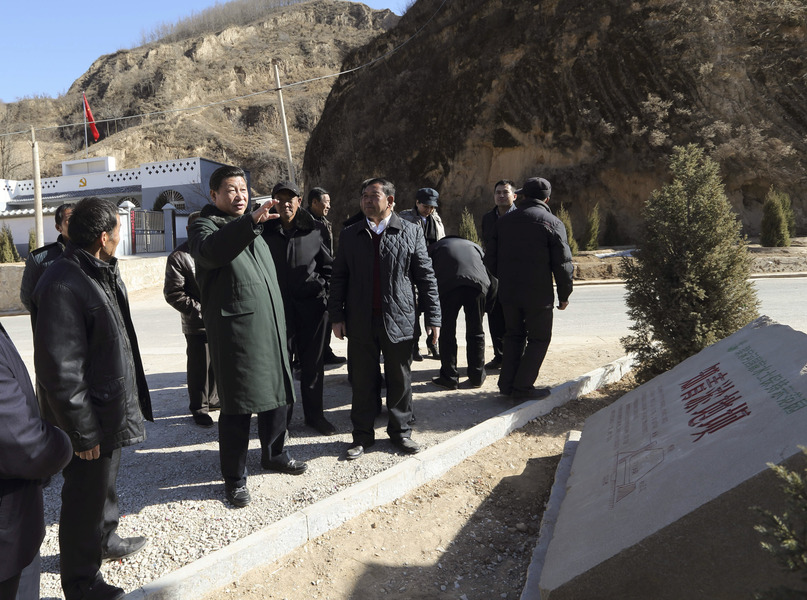 2015年春节前夕,习近平来到陕西考察调研,第一站便来到延安市延川县梁家河村。新华社 发