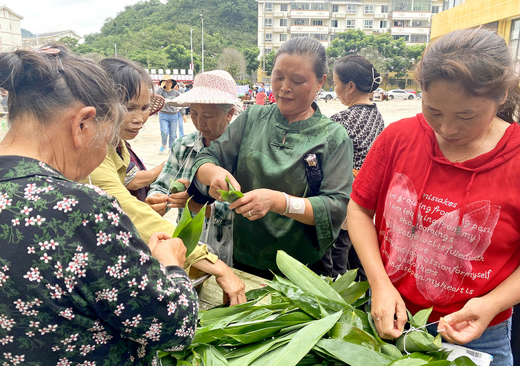 包粽子比赛.jpg