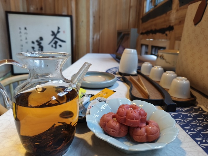 游客在安顺古城新中式茶馆品味当地红茶和茶点.jpg