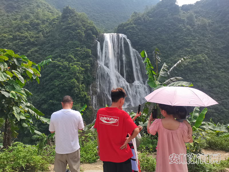 　　6月30日，记者在关岭自治县境内的滴水摊瀑布看到，由于近期降水，滴水摊瀑布非常壮丽，吸引了一拨又一拨的人流前去观赏。据介绍，滴水摊瀑布位于关岭自治县境内，距离黄果树瀑布6公里，瀑布总高410米，最下层130米。（安顺日报融媒体中心记者 卢维 摄）