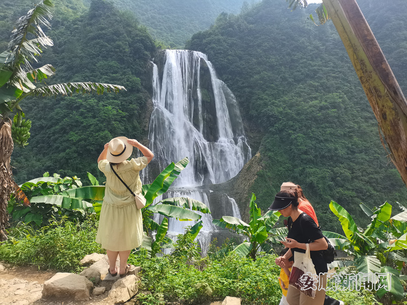 　　6月30日，记者在关岭自治县境内的滴水摊瀑布看到，由于近期降水，滴水摊瀑布非常壮丽，吸引了一拨又一拨的人流前去观赏。据介绍，滴水摊瀑布位于关岭自治县境内，距离黄果树瀑布6公里，瀑布总高410米，最下层130米。（安顺日报融媒体中心记者 卢维 摄）