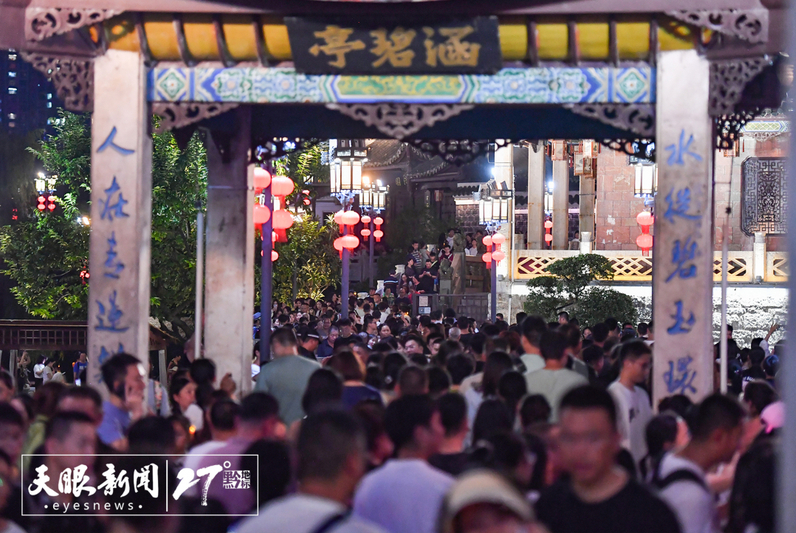 2 贵阳甲秀楼前人山人海。 杨昌鼎 摄.jpg