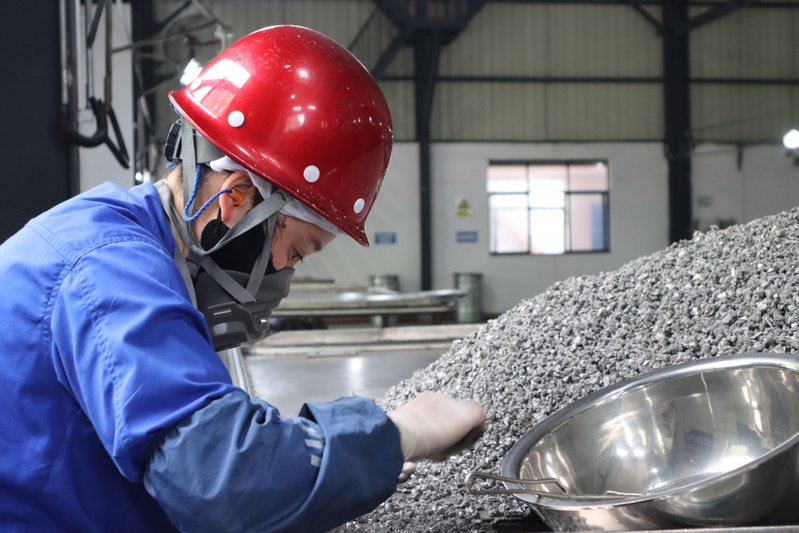 遵义钛业，工人专心致志地筛选海绵钛 王琨荣摄.jpg