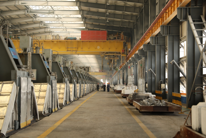 遵义铝业股份有限公司电解铝厂内的电解槽正在生产铝液（蔡城池）.jpg