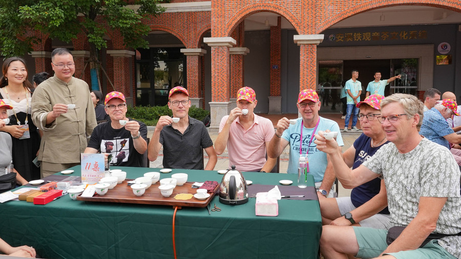 △2023年10月4日,福建泉州,外国人品中国茶。