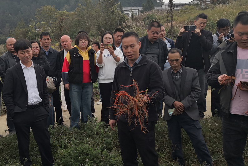 参训退役军人了解各观摩点位的产业发展情况-FZ1002135950.jpg