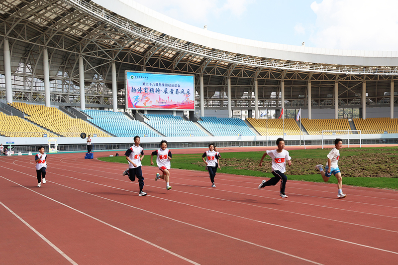 在运动比赛中，学生们全力以赴，奋勇争先-FZ1002179219.JPG