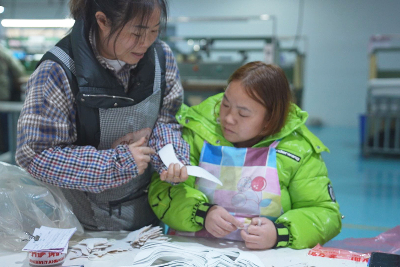 车间内工人正在忙碌-FZ1002374924.jpg