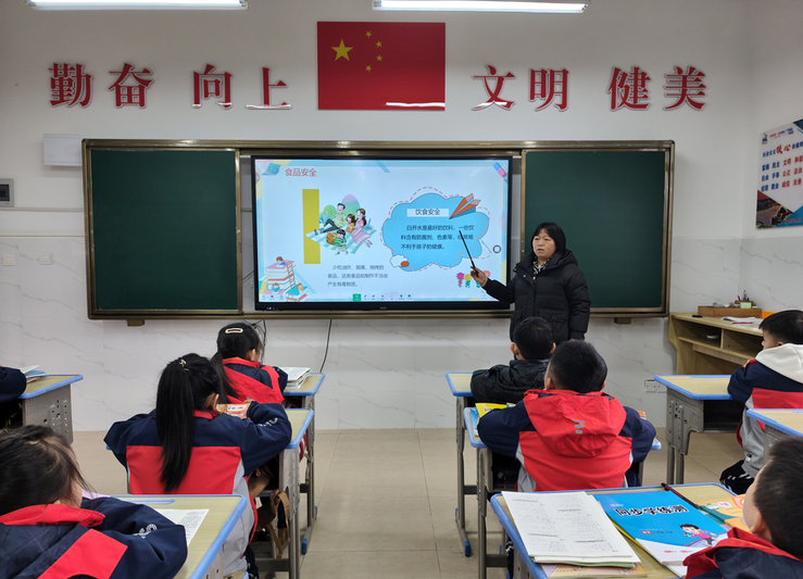 安顺市第八小学在开学典礼结束后，各班利用开学第一课对学生进行了安全教育.jpg