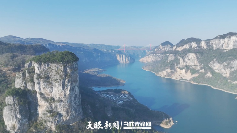 1 化屋村原名化屋基，意为悬崖下的村寨。如今，悬崖峭壁成绝美风光，乌江两岸生机盎然。.jpg