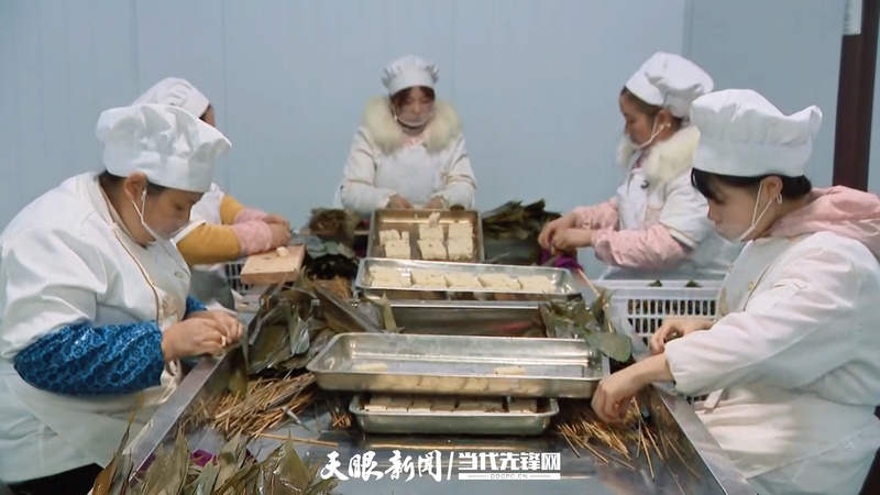 3 黄粑加工厂车间内，工人们正忙碌地包黄粑。.jpg