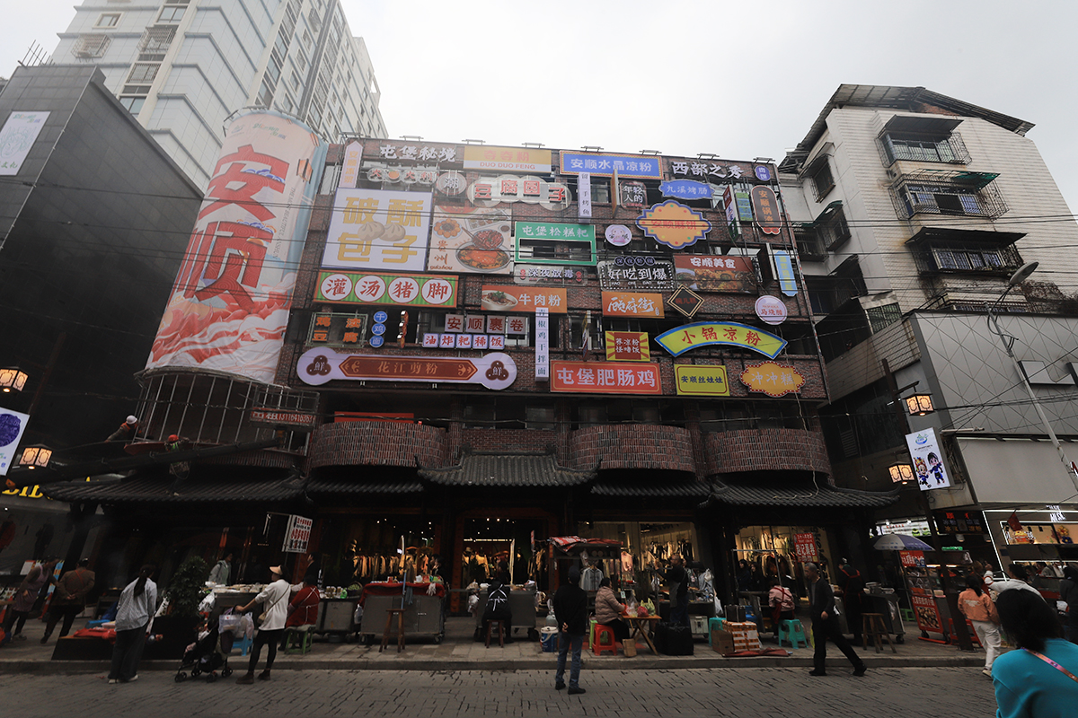 　　4月8日，记者在城区大街小巷以及顾府街、儒林路等处看到，随着旅发大会进入倒计时，各种宣传海报随处可见，引人注目的宣传标语则构成一道道亮丽的风景线，喜迎盛会的到来。  （安顺日报融媒体中心记者 卢维 摄）