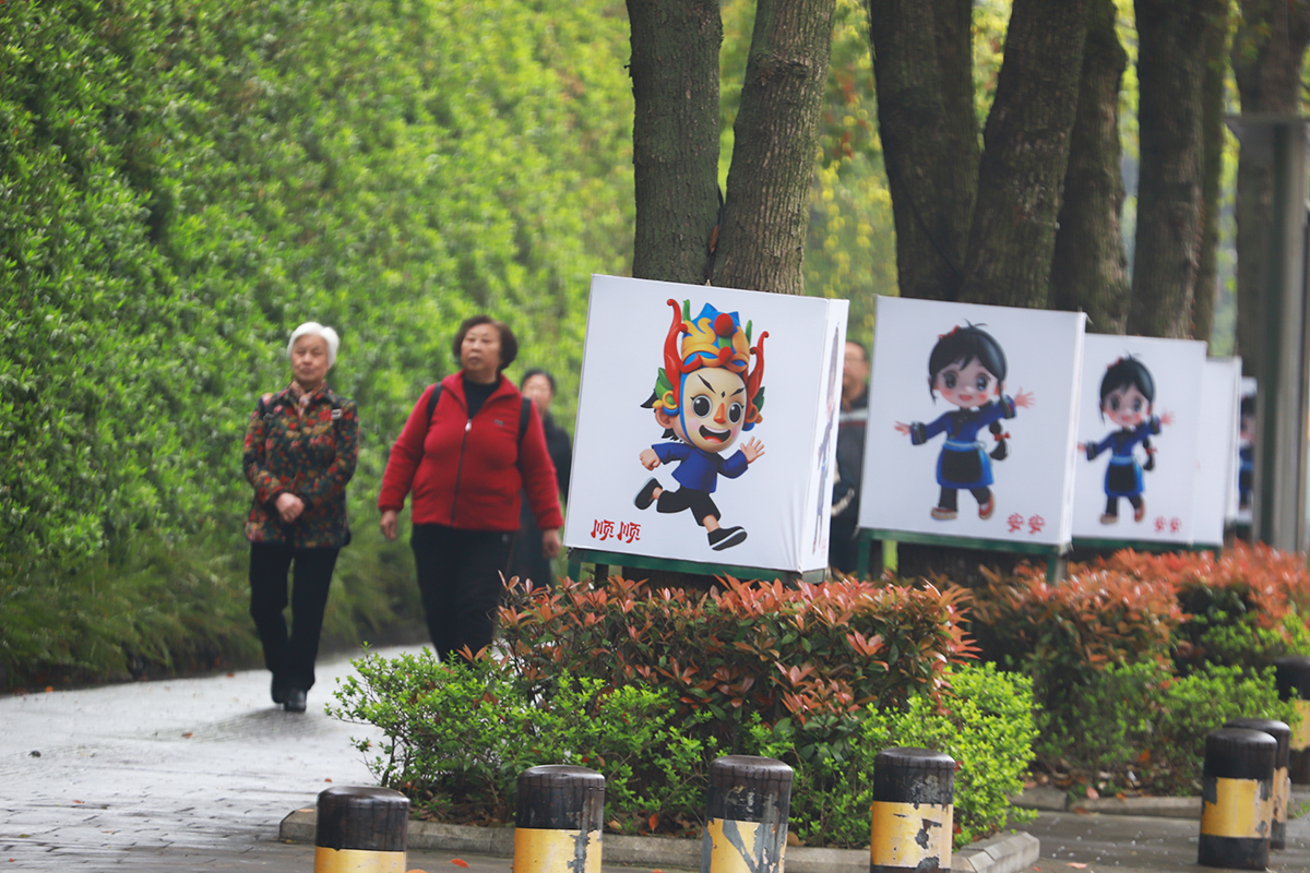 　　4月8日，记者在城区大街小巷以及顾府街、儒林路等处看到，随着旅发大会进入倒计时，各种宣传海报随处可见，引人注目的宣传标语则构成一道道亮丽的风景线，喜迎盛会的到来。  （安顺日报融媒体中心记者 卢维 摄）